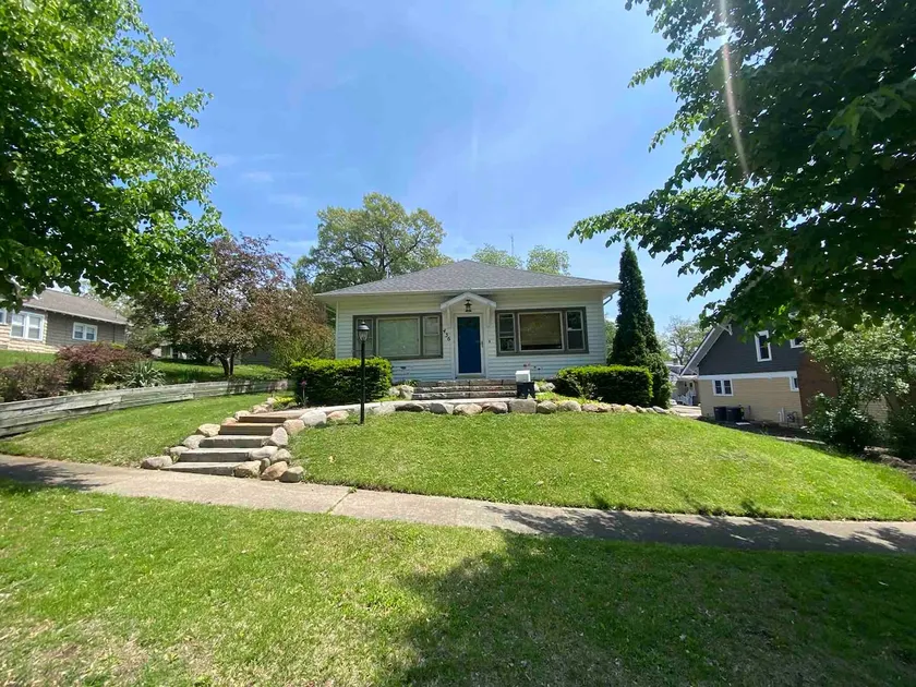 Charming bungalow in downtown Culver - Image 1