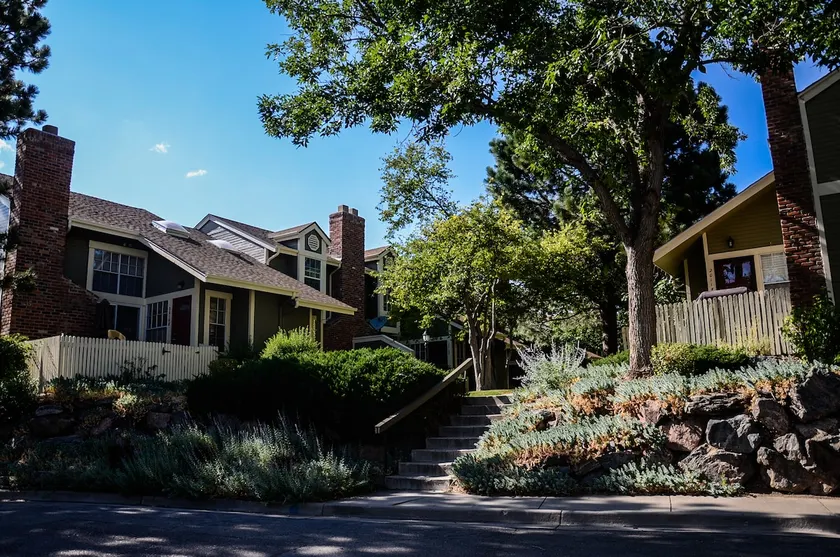 3 level Colorado Townhouse 2 Car Garage Parking! - Image 1
