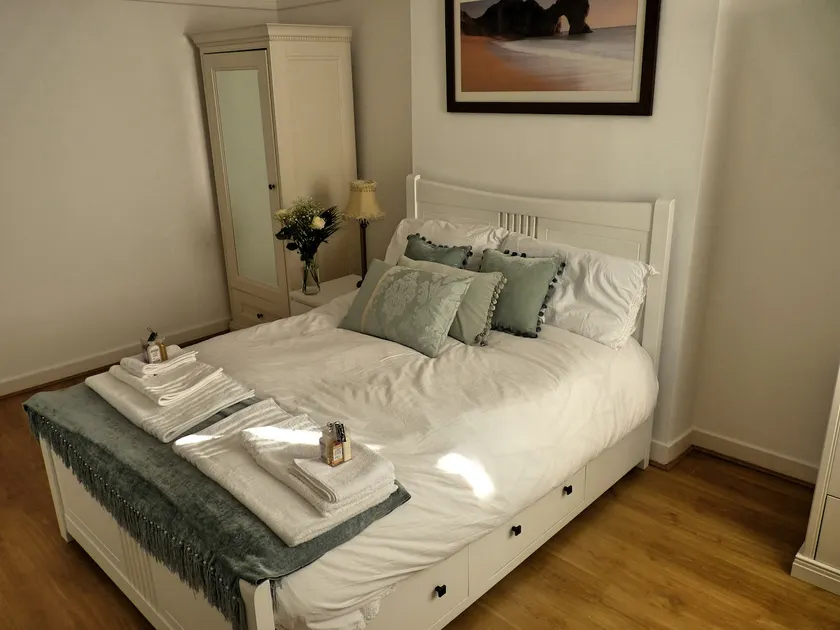 Upper Level Flat nearby GLW Airport - Image 1