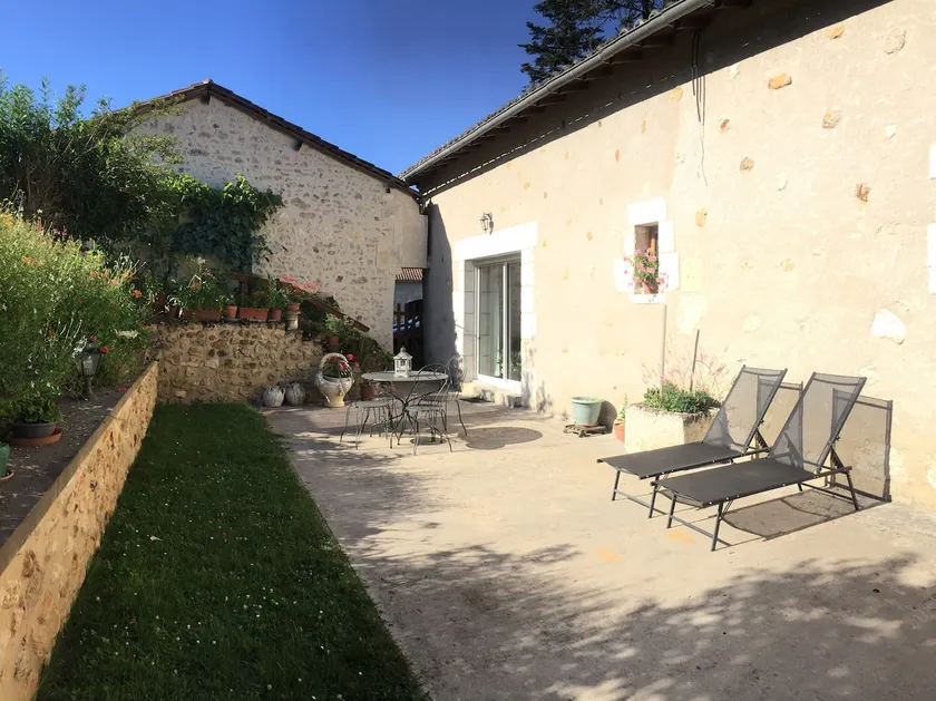 Renovated farmhouse in the countryside near Ribérac - Image 1