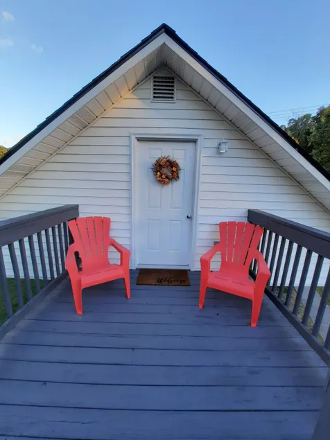 Cozy 1-Bedroom Loft in Central Oak Ridge - Image 1