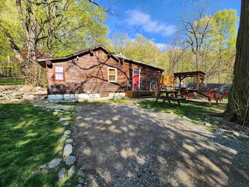 Pallet cottage - Image 1