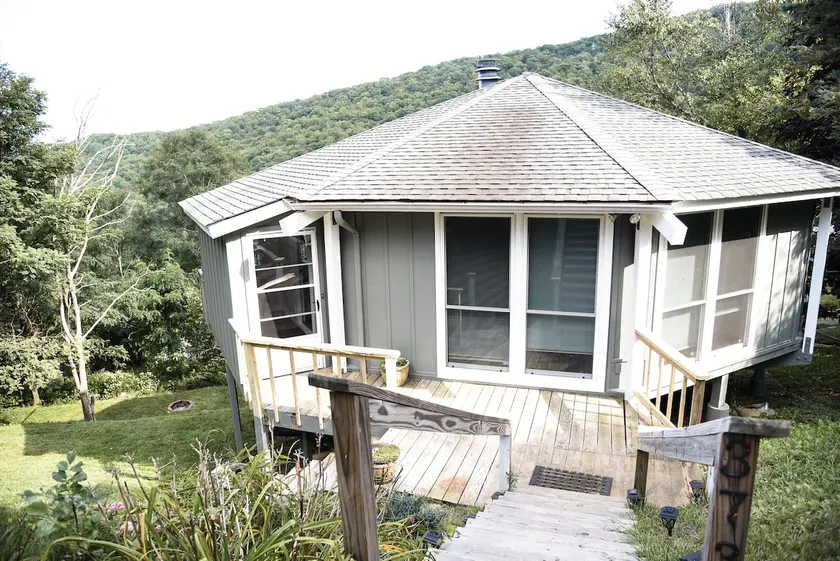 Picturesque Mountain Chalet Above Hawksnest - Image 1