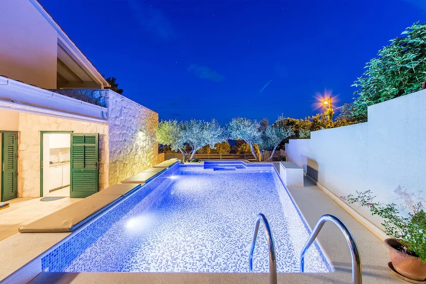 Family friendly villa next to the beach, close to Trogir and Split - Image 1
