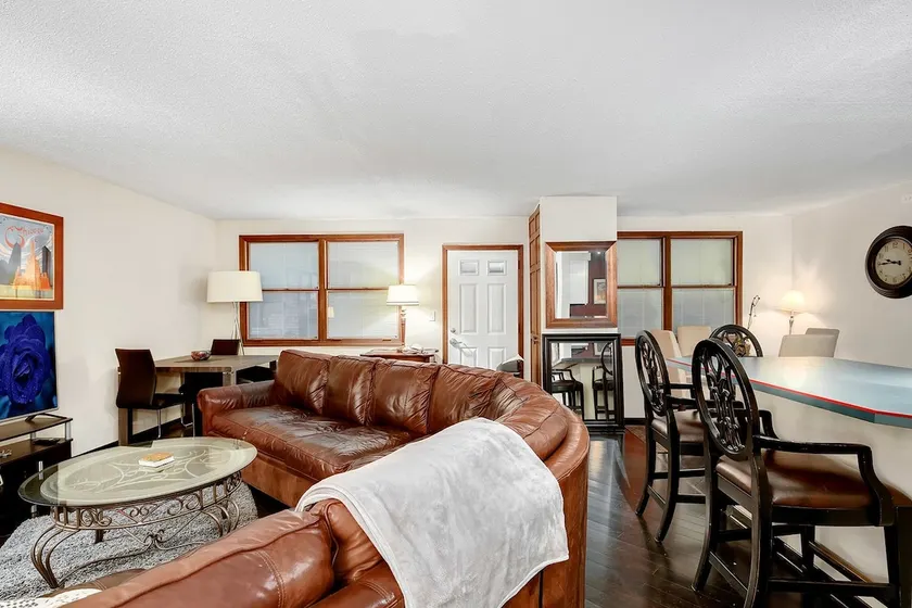 Large Two Bedroom in Heart of Gold Coast/ Old Town - Image 1
