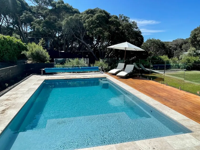 Coastal house with huge solar heated pool - Image 1