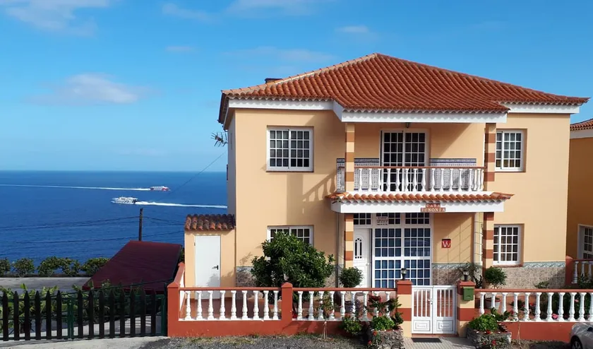 Apartamentos Casa Junonia, con terraza, Bajo C - Image 1