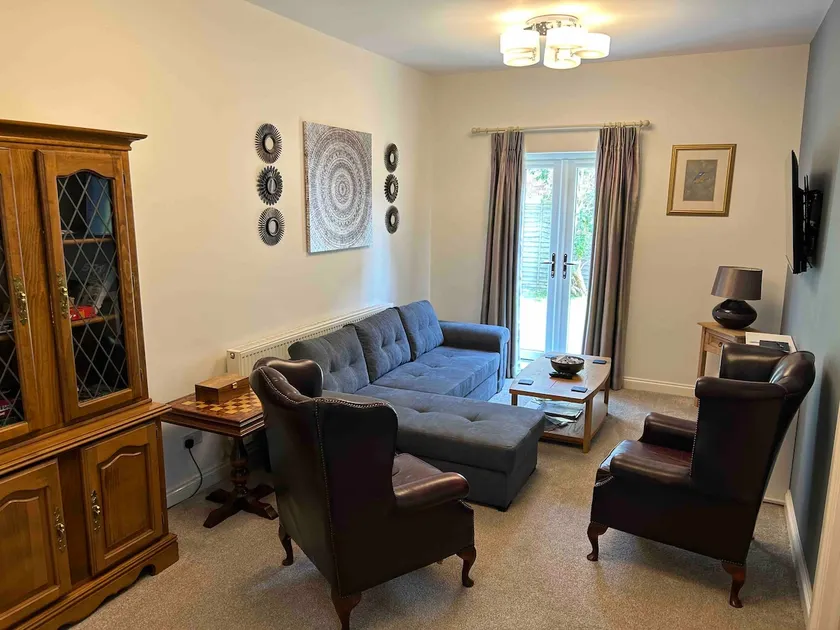 The Long Hall 2 bed ground floor annexed apartment - sleeps 6 - Image 1
