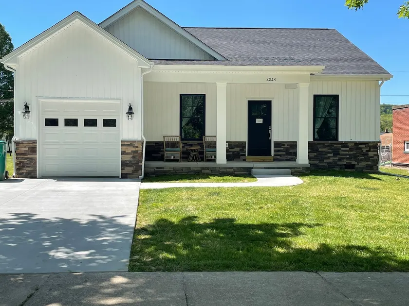 New modern ranch house in adorable small town - Image 1