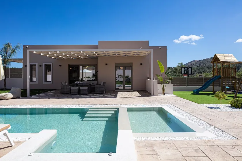 Koin Villa Sunrise, with Heated Pool & Whirlpool - Image 1