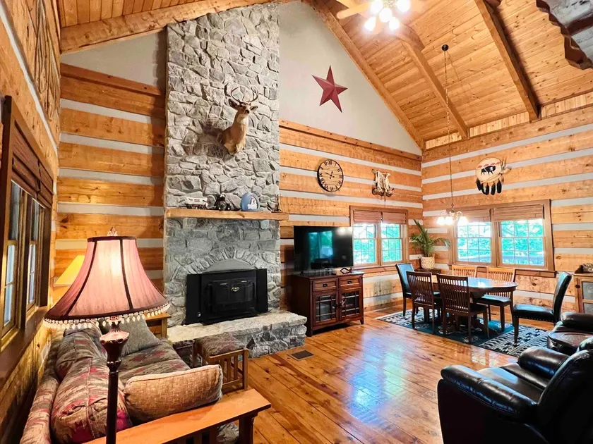 *LAKE VIEW- Cozy Log Cabin close to everything - Image 1