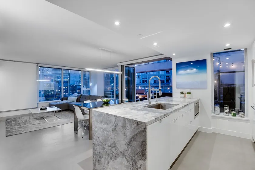One-of-a-kind Luxury Penthouse w/ private hot-tub - Image 1