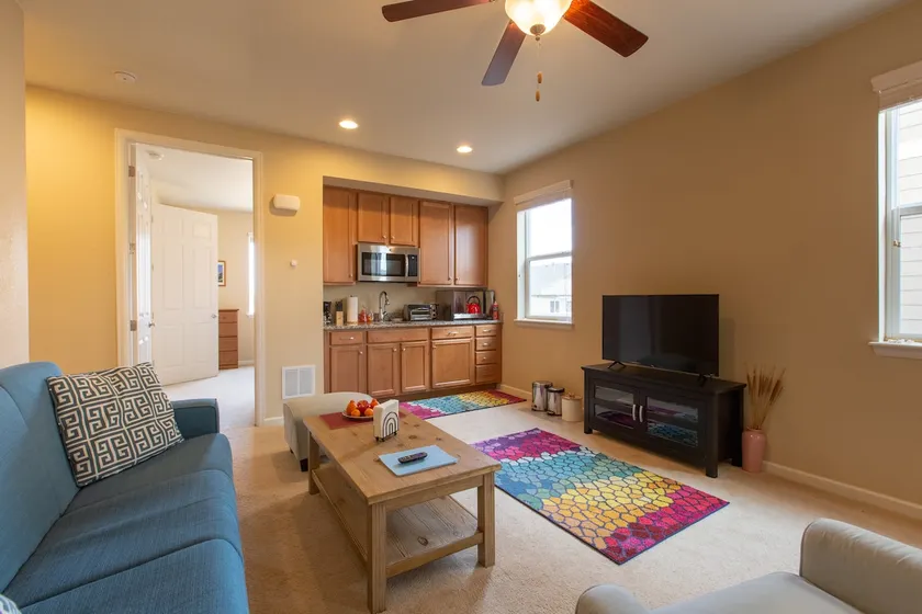 Private suite, full amenities, free parking - Image 1