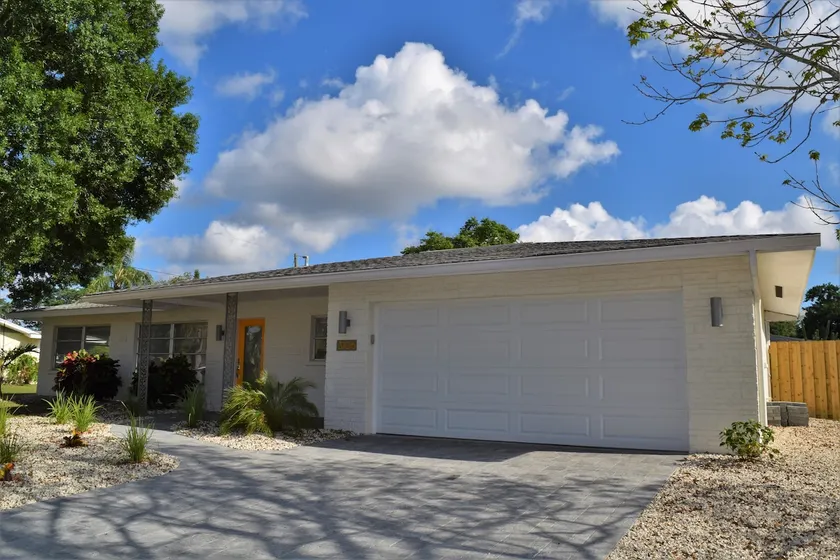 Gorgeous renovation with pool, minutes from beach - Image 1