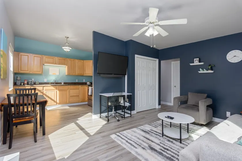 Quiet duplex | 3 min I-380 | garage + fast WiFi - Image 1