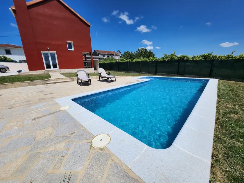 house with pool and barbecue - Image 1