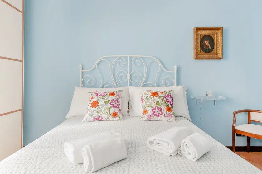 Explore the city from a classic apt at Colosseum - Image 1