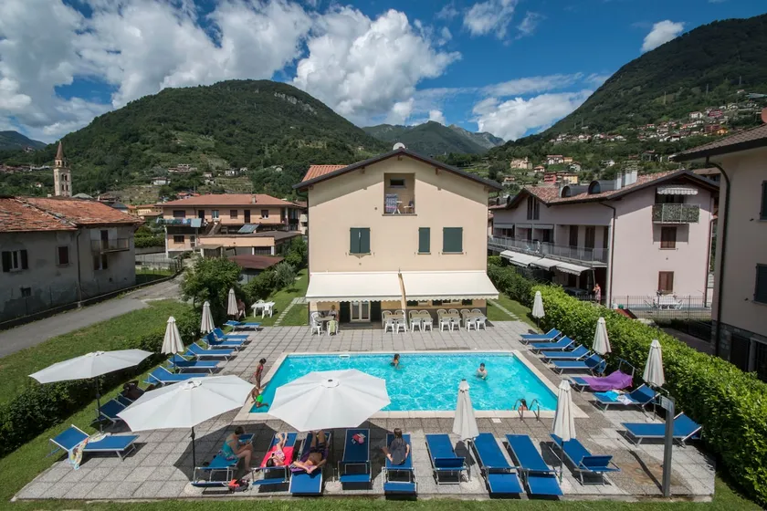 Apartment with swimming pool near the beach - Image 1