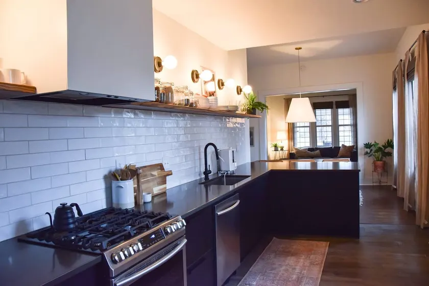 Delightful Downtown Bungalow: Fresh Open-Concept - Image 1