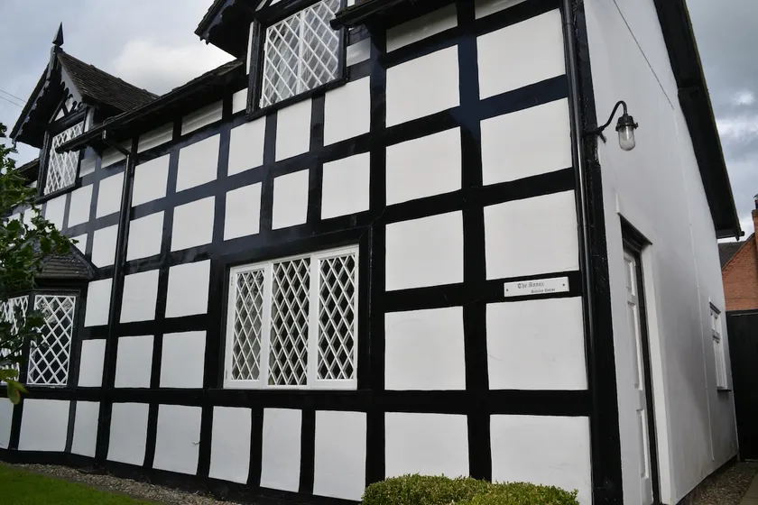 Quaint cottage on the village green - Image 1