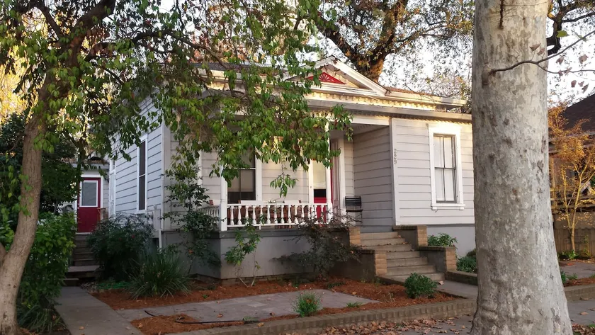 Historic Charmer 2-bedroom apt. Fantastic location - Image 1