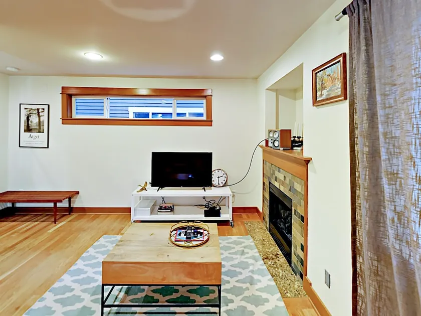 Fremont & Woodland Park Zoo Cozy Living - Image 1