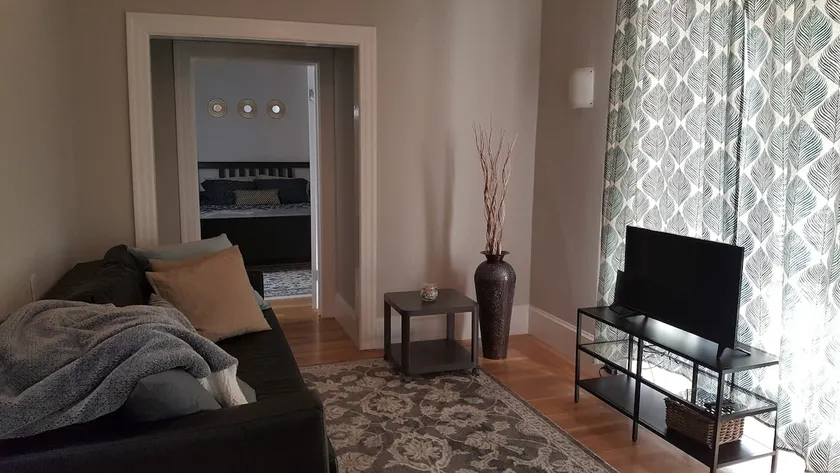 Urban Apartment in Rockridge Neighborhood - Image 1