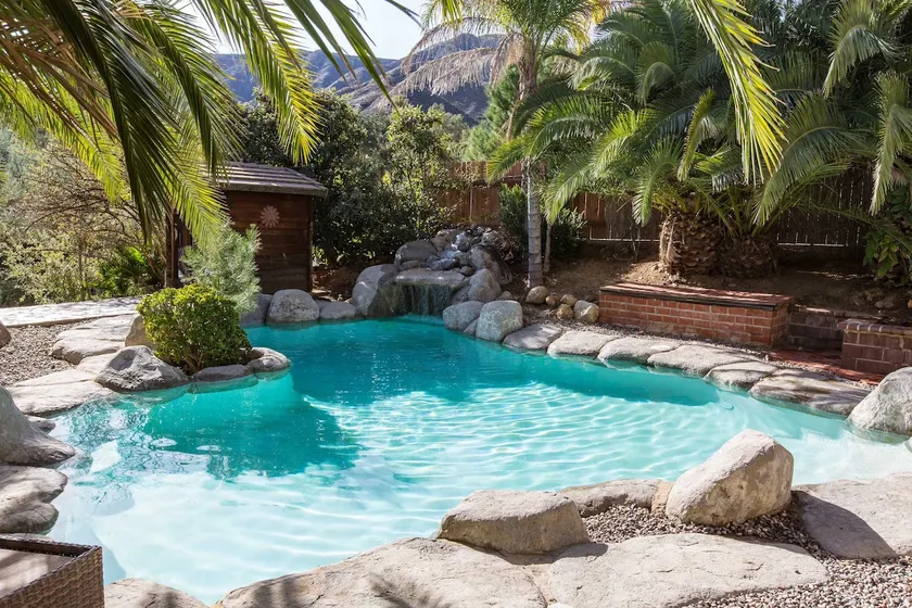 Secluded Large Country Ranch Estate - Image 1