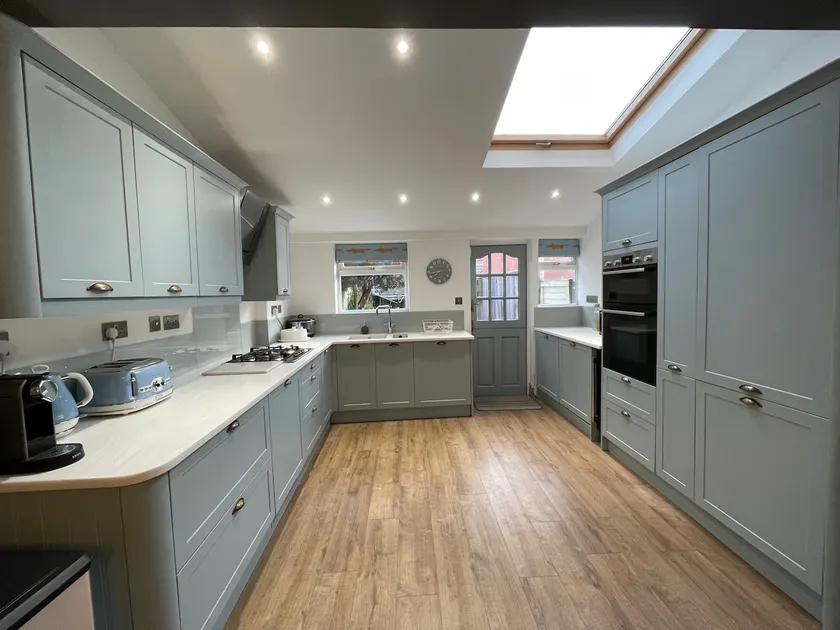 Cowes Townhouse with garden & parking sleeps 6+2 - Image 1