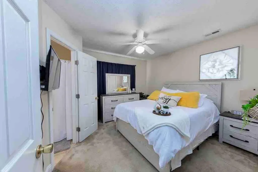 5 minutes to Cherry point! Family-sized townhouse with fireplace & balcony  - Image 1