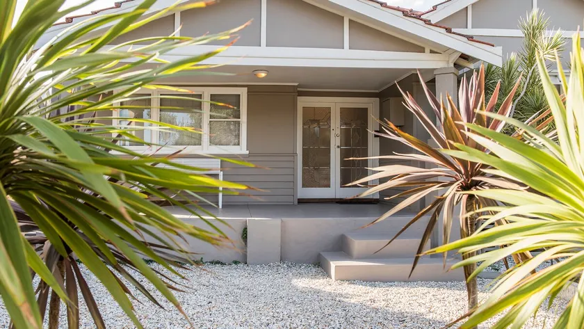 3 bedroom family friendly spacious home with parking and WIFI - Image 1
