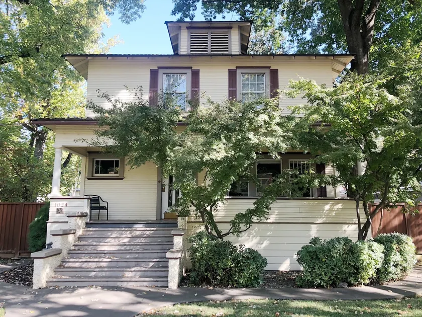 Fox Manor on Esplanade - Image 1