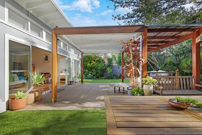 Sunny and modern villa located 5 mins walk from Avalon Beach! - Image 1