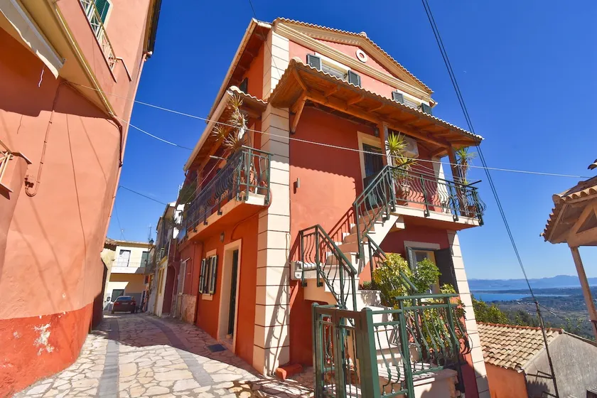 3BR Traditional House with Amazing View - Image 1