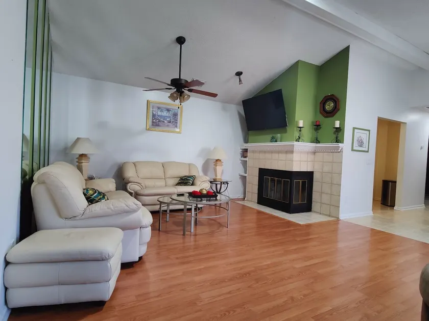 Quiet townhouse Backyard. Pet friendly. I-95. - Image 1