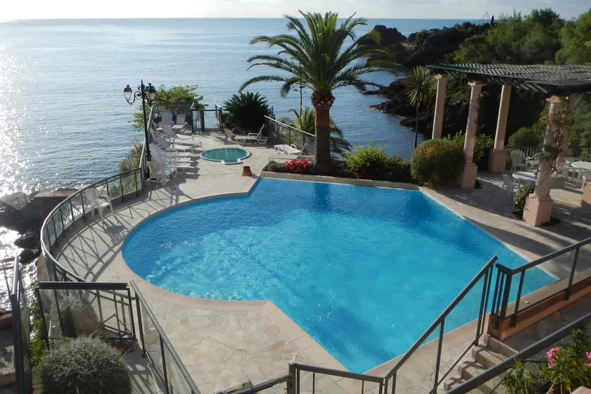 Waterfront house - Private beach and swimming pool - Image 1