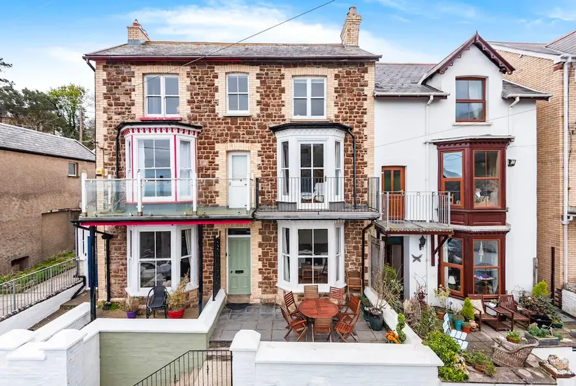 Fabulous seafront house with free parking - Image 1