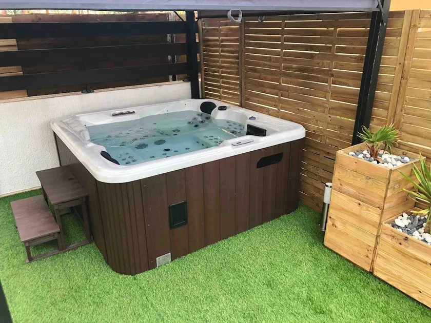 Cap Paradise Jacuzzi suite in the heart of Cap d'Agde - Image 1