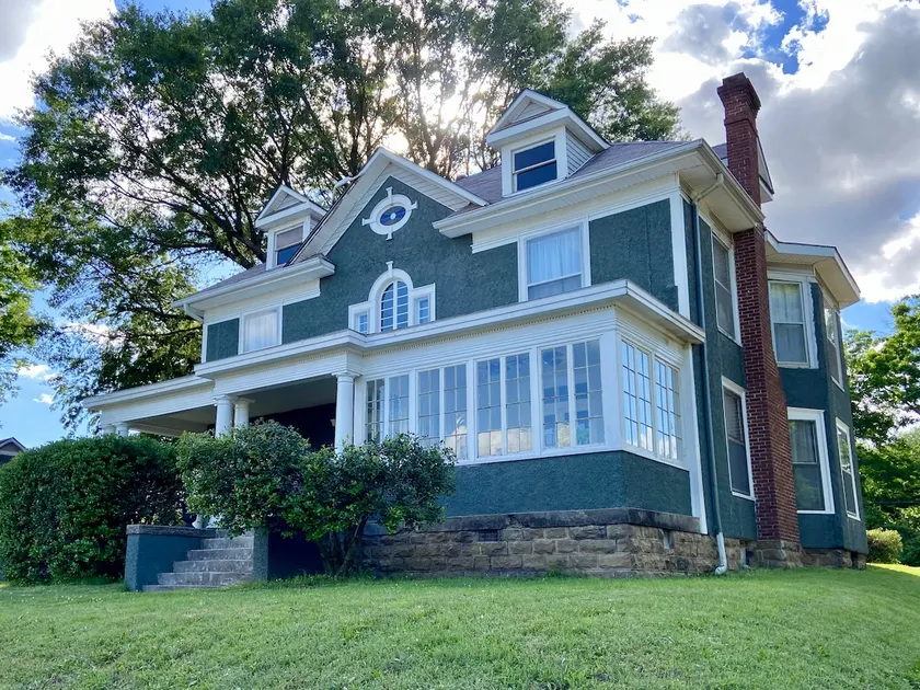 Ney House - 1890 Colonial/Downtown/Sleeps 18 - Image 1