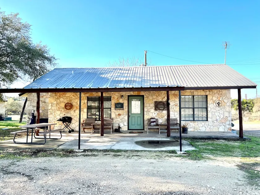 Cozy 1 bedroom cabin right by Gruene! - Image 1