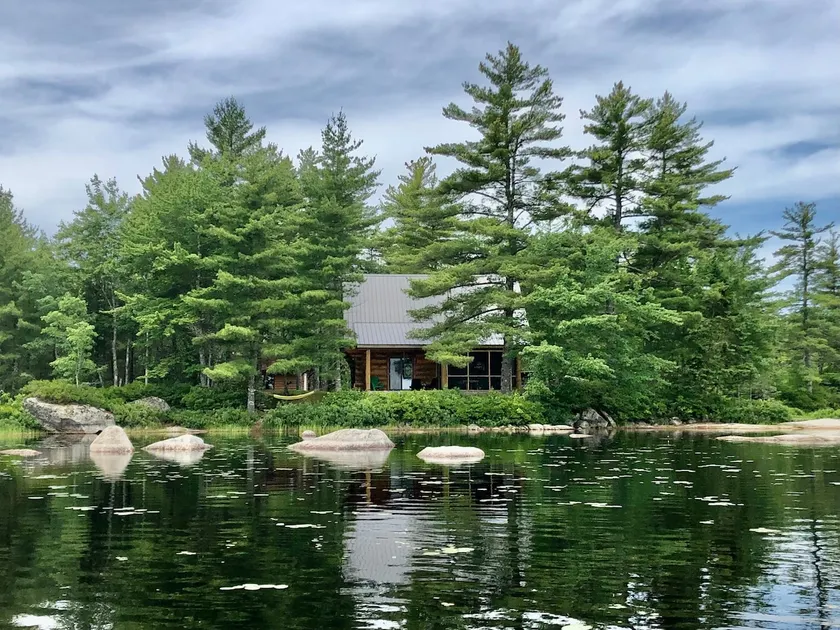 Remote off-the-grid, dreamlike lakefront log home - Image 1