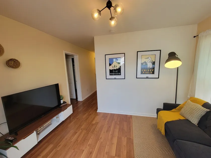 Beautiful 2 bedroom Apt with Washer Dryer by BART - Image 1