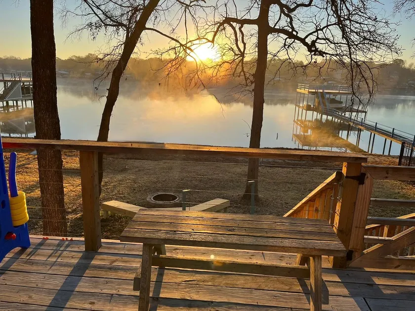 Waterfront Retreat, Spacious Outdoor Deck! Dogs - Image 1