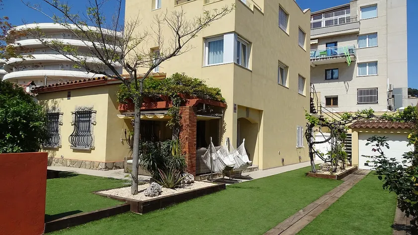 Fabulous downtown apartment, 30m from the beach. - Image 1