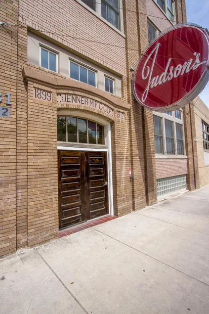 Luxury Poolside loft in the heart of downtown SA - Image 1