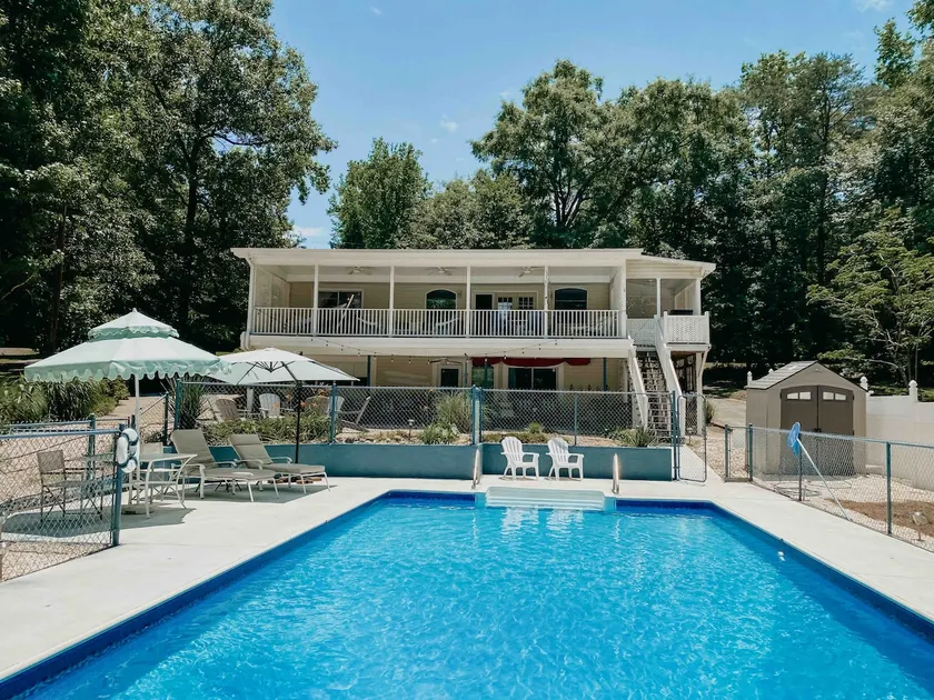 Lakefront Cottage with heated pool - Image 1