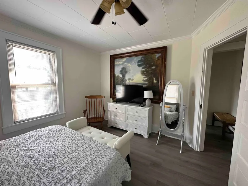 Charming 2 bed/1 bath, renovated duplex w/amenity - Image 1
