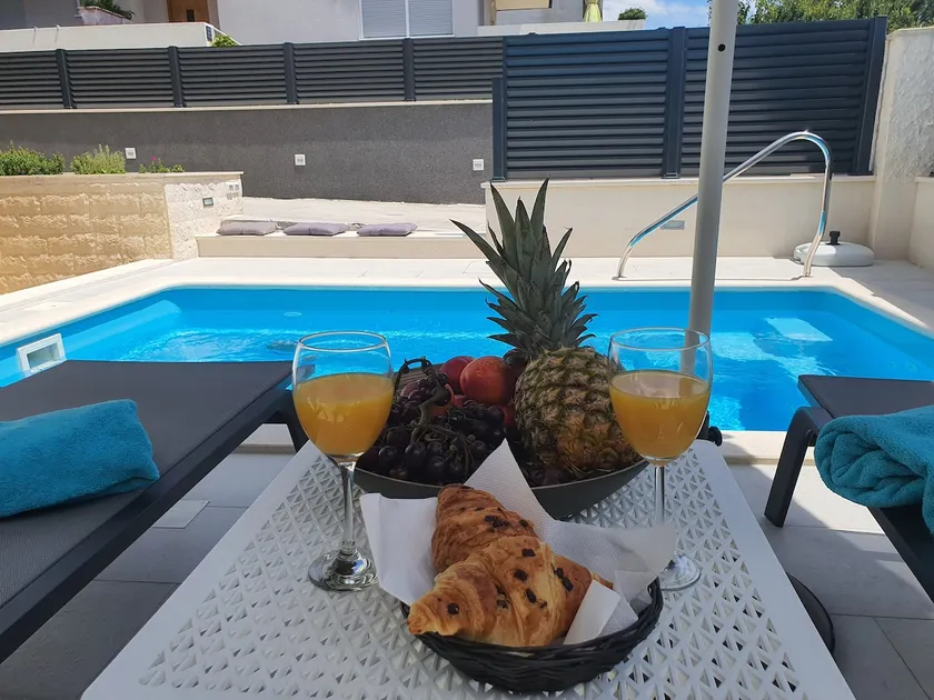Quiet elegance with private pool - Image 1