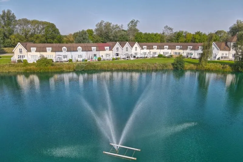 New Hampton style house on Cotswold lake -sleeps 6 - Image 1