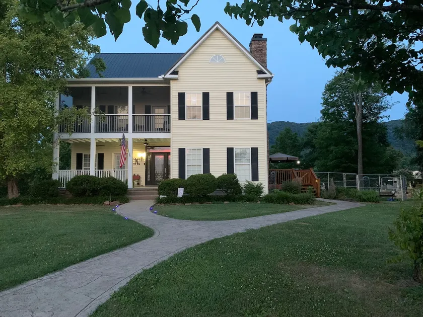 House Mountain Retreat  - Image 1